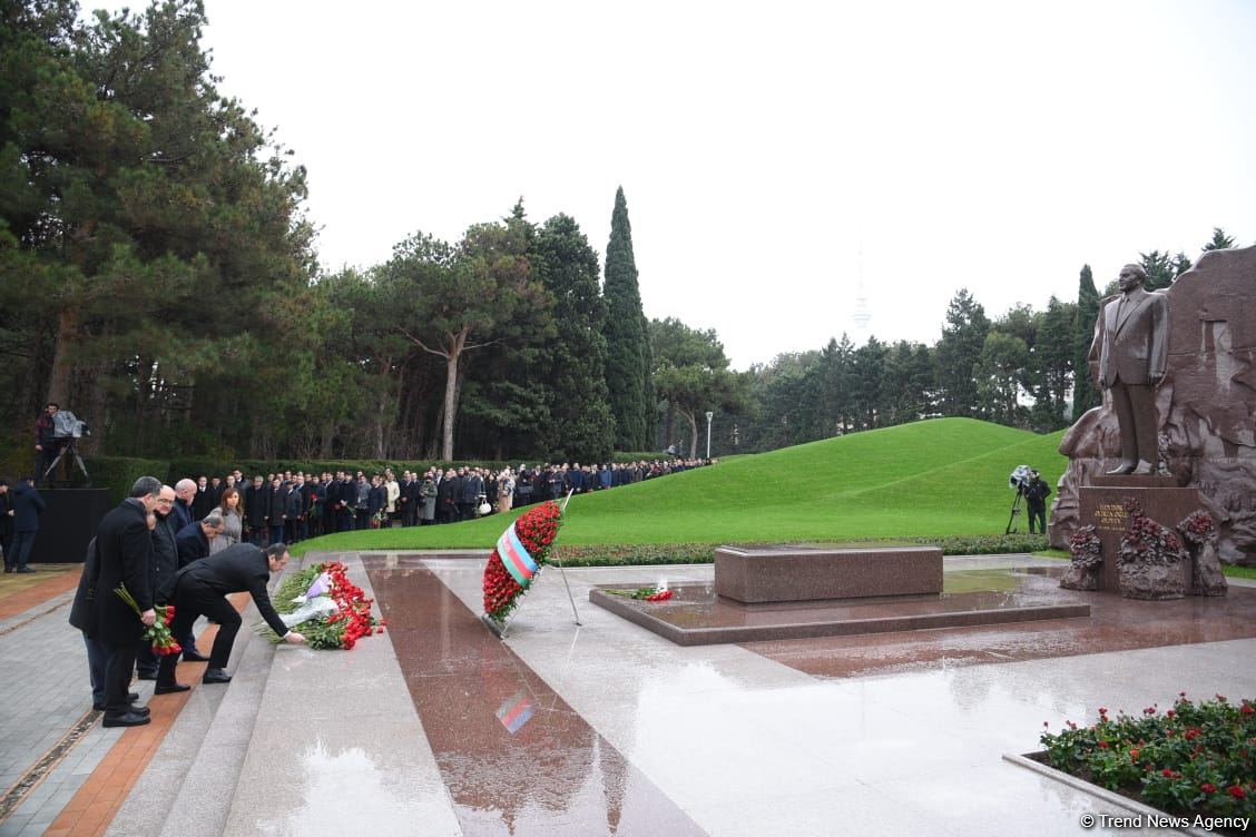 Azerbaijan's public honors memory of the Great Leader Heydar Aliyev (PHOTO)