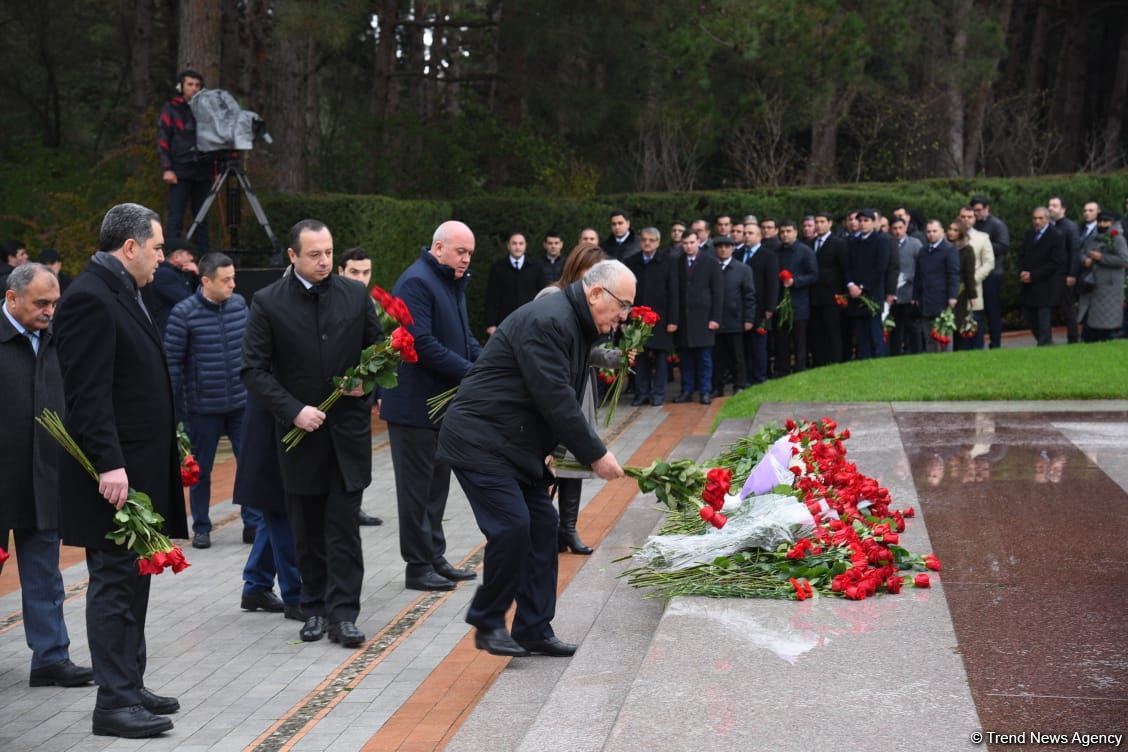 Azerbaijan's public honors memory of the Great Leader Heydar Aliyev (PHOTO)