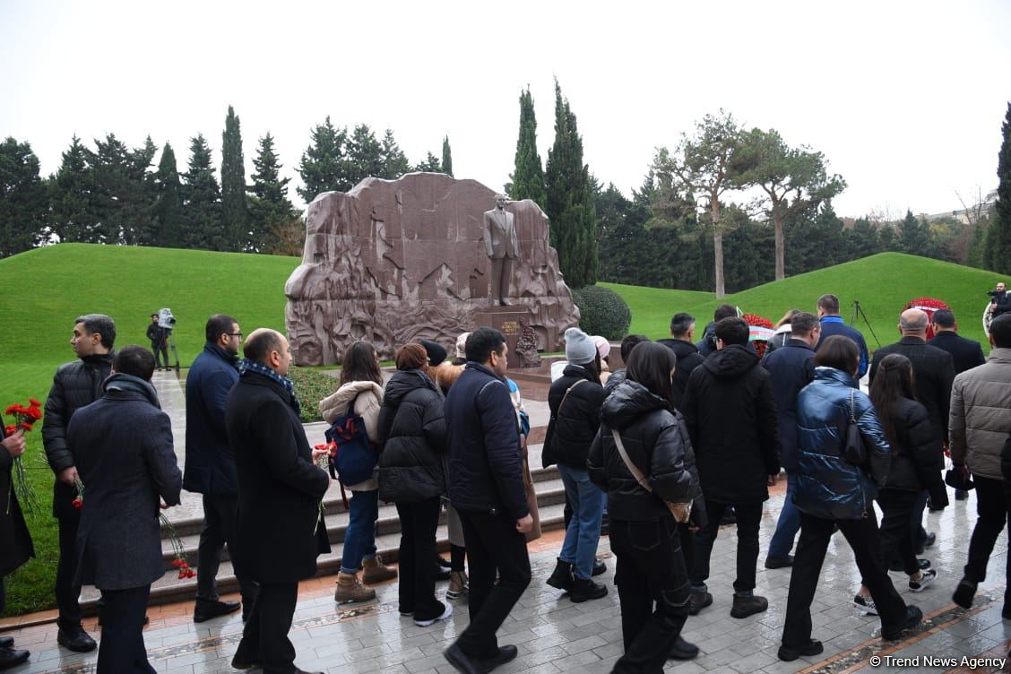 Azerbaijan's public honors memory of the Great Leader Heydar Aliyev (PHOTO)