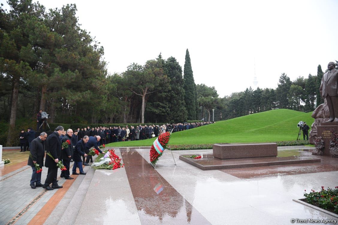 Azerbaijan's public honors memory of the Great Leader Heydar Aliyev (PHOTO)