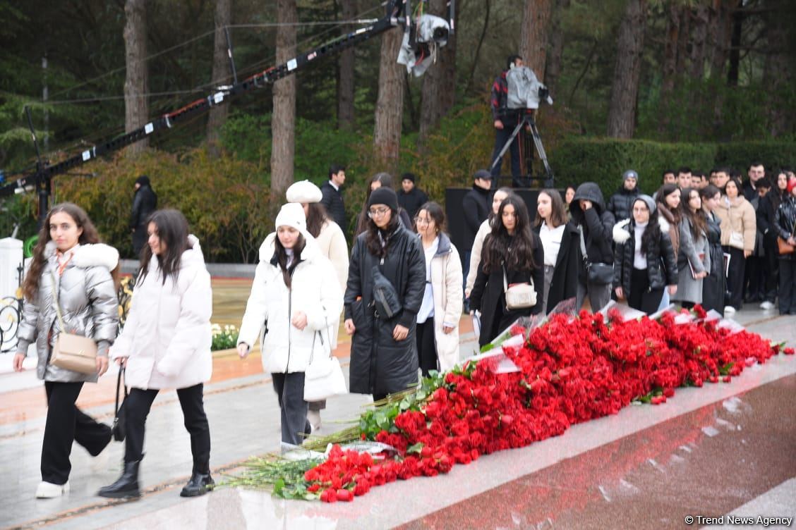 Azerbaijan's public honors memory of the Great Leader Heydar Aliyev (PHOTO)