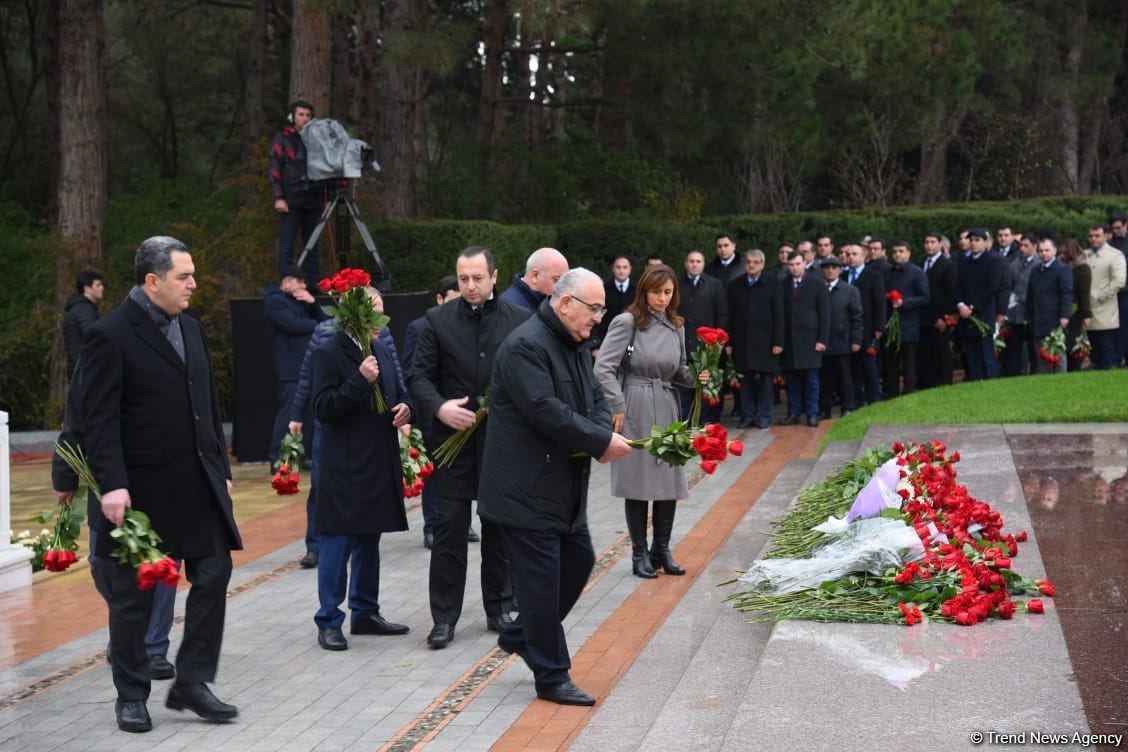 Azerbaijan's public honors memory of the Great Leader Heydar Aliyev (PHOTO)