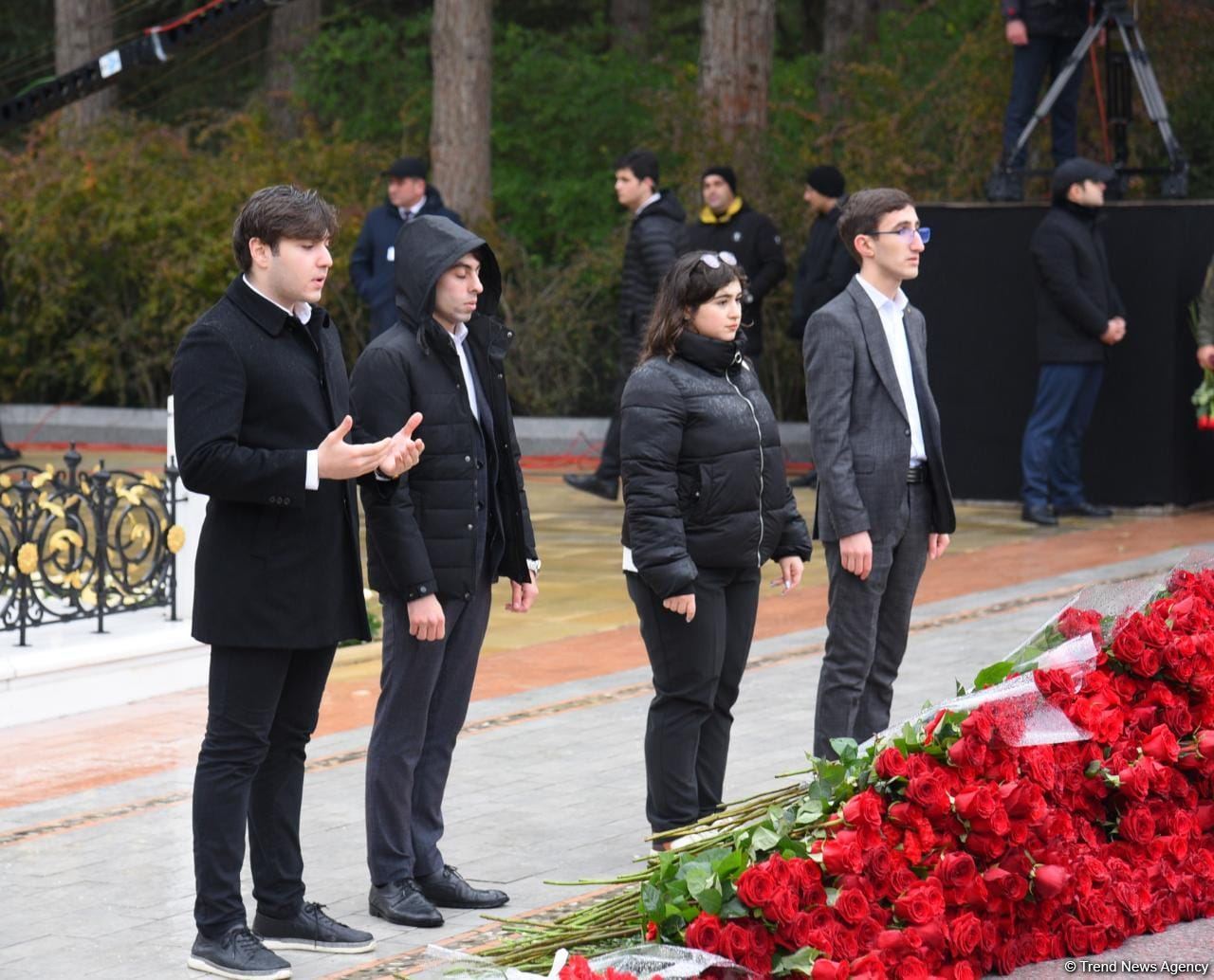 Azerbaijan's public honors memory of the Great Leader Heydar Aliyev (PHOTO)