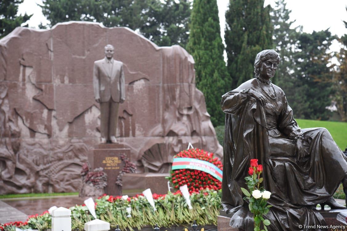 Azerbaijan's public honors memory of the Great Leader Heydar Aliyev (PHOTO)