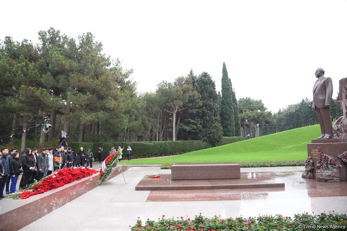Azerbaijan's public honors memory of the Great Leader Heydar Aliyev (PHOTO)