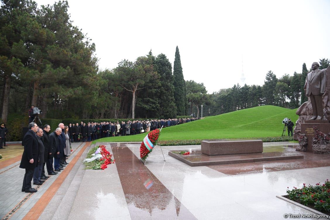 Azerbaijan's public honors memory of the Great Leader Heydar Aliyev (PHOTO)