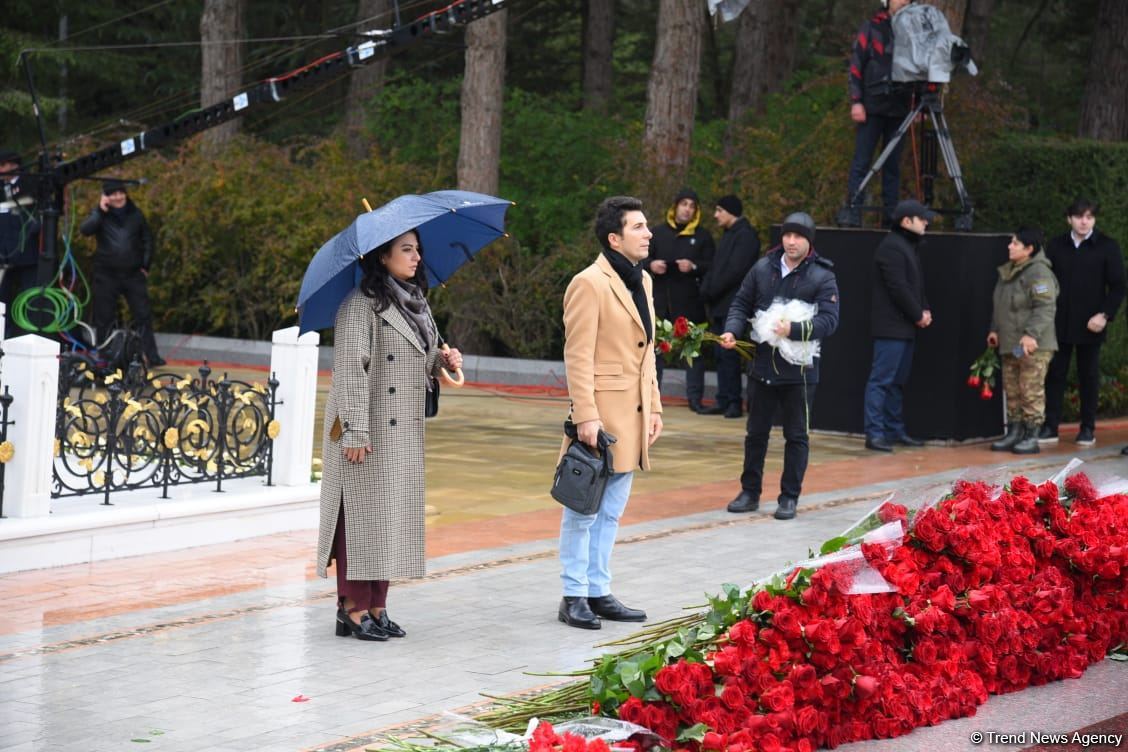 Azerbaijan's public honors memory of the Great Leader Heydar Aliyev (PHOTO)