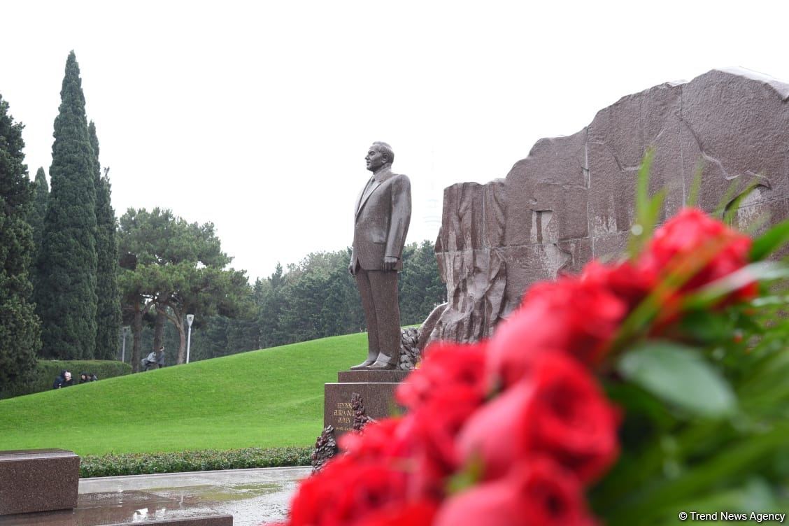 Azerbaijan's public honors memory of the Great Leader Heydar Aliyev (PHOTO)