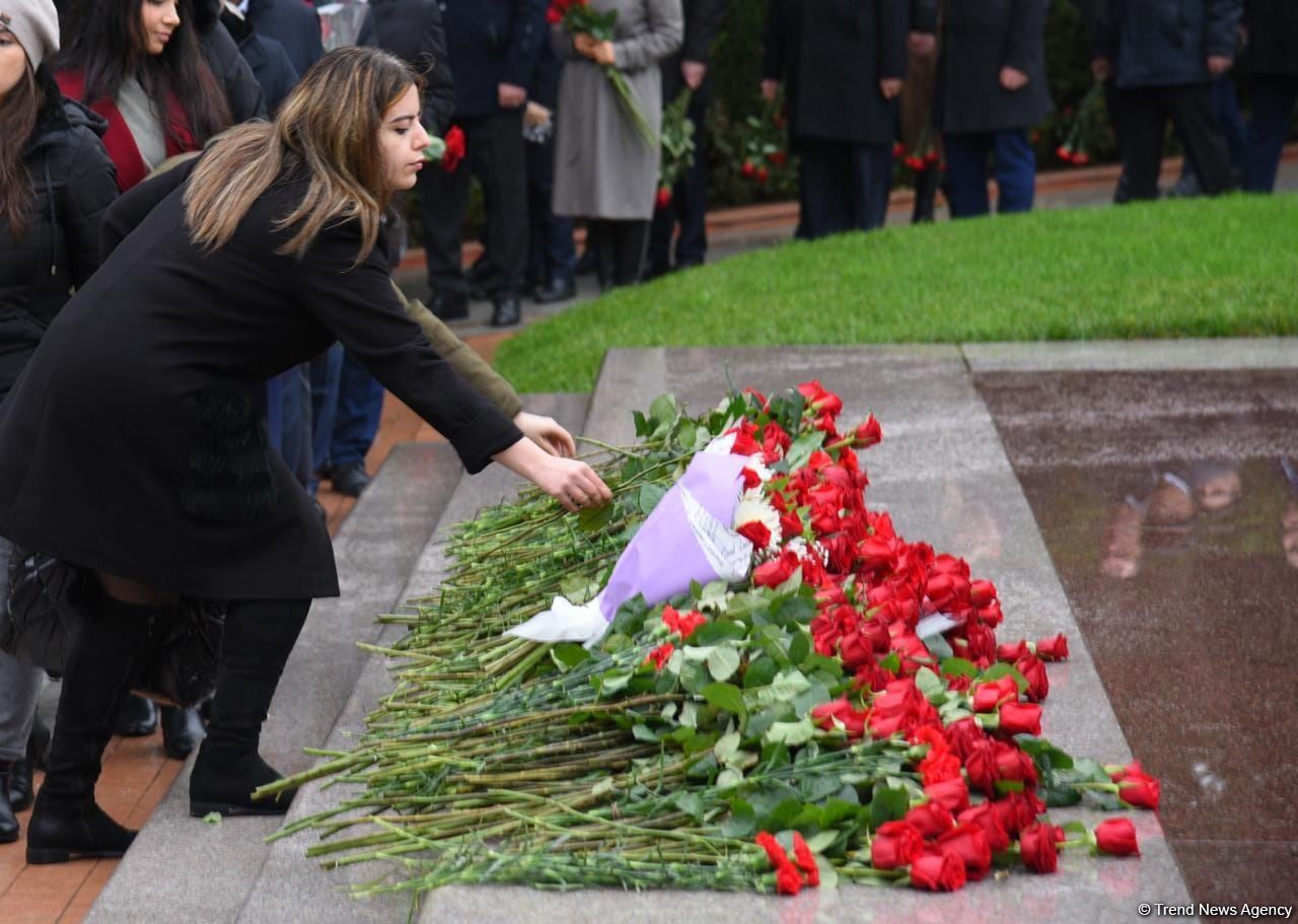 Azerbaijan's public honors memory of the Great Leader Heydar Aliyev (PHOTO)