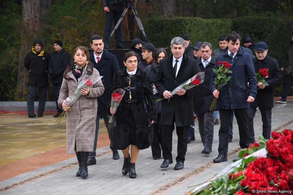 Azerbaijan's public honors memory of the Great Leader Heydar Aliyev (PHOTO)