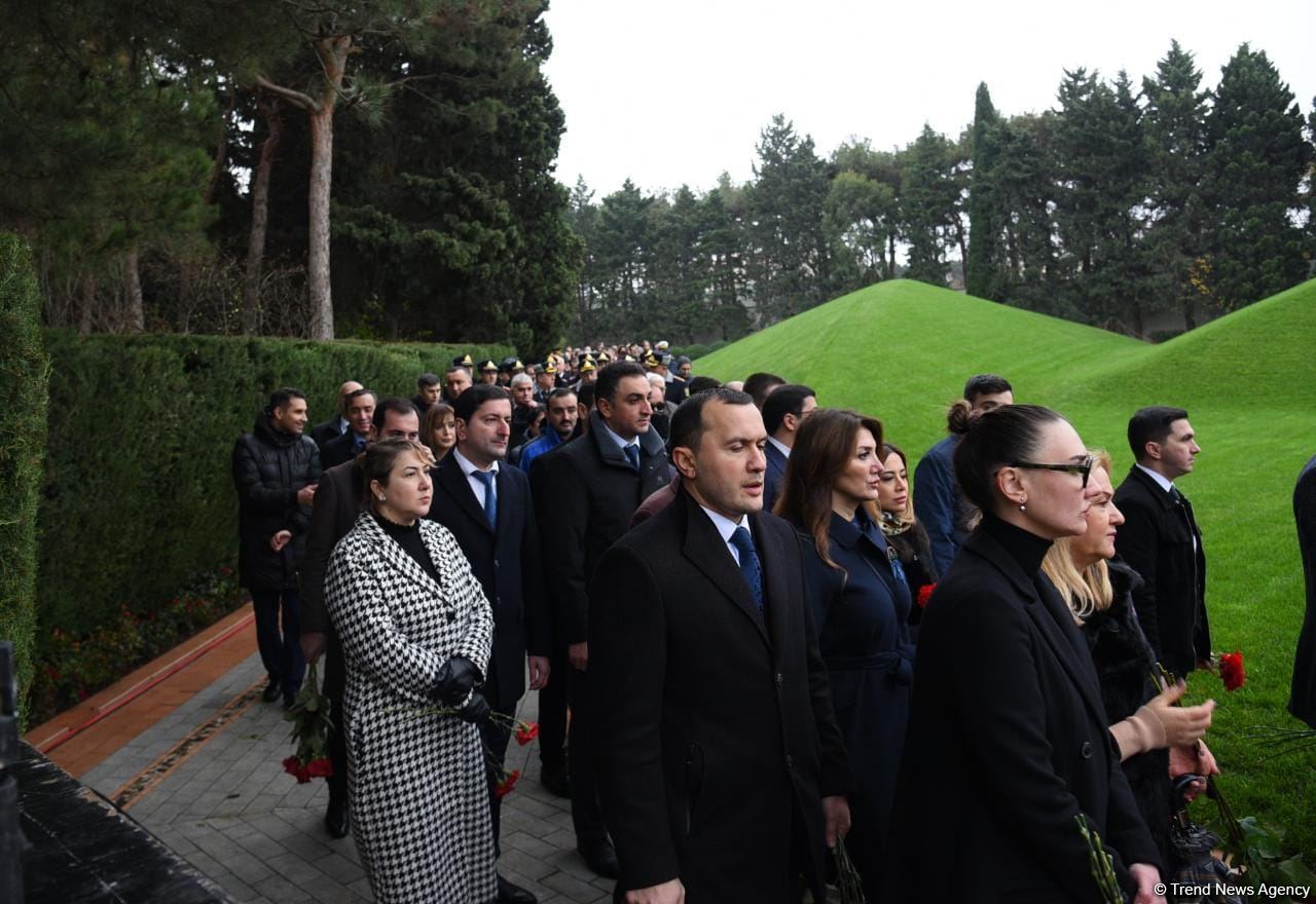 Azerbaijan's public honors memory of the Great Leader Heydar Aliyev (PHOTO)