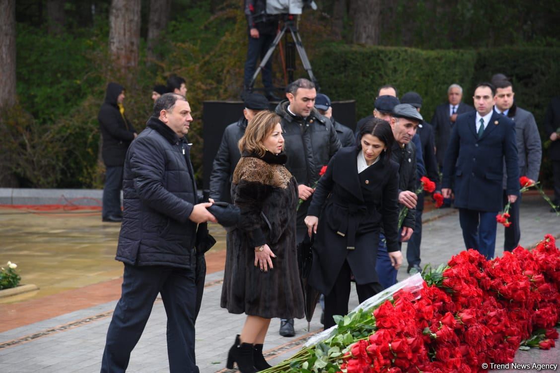 Azerbaijan's public honors memory of the Great Leader Heydar Aliyev (PHOTO)