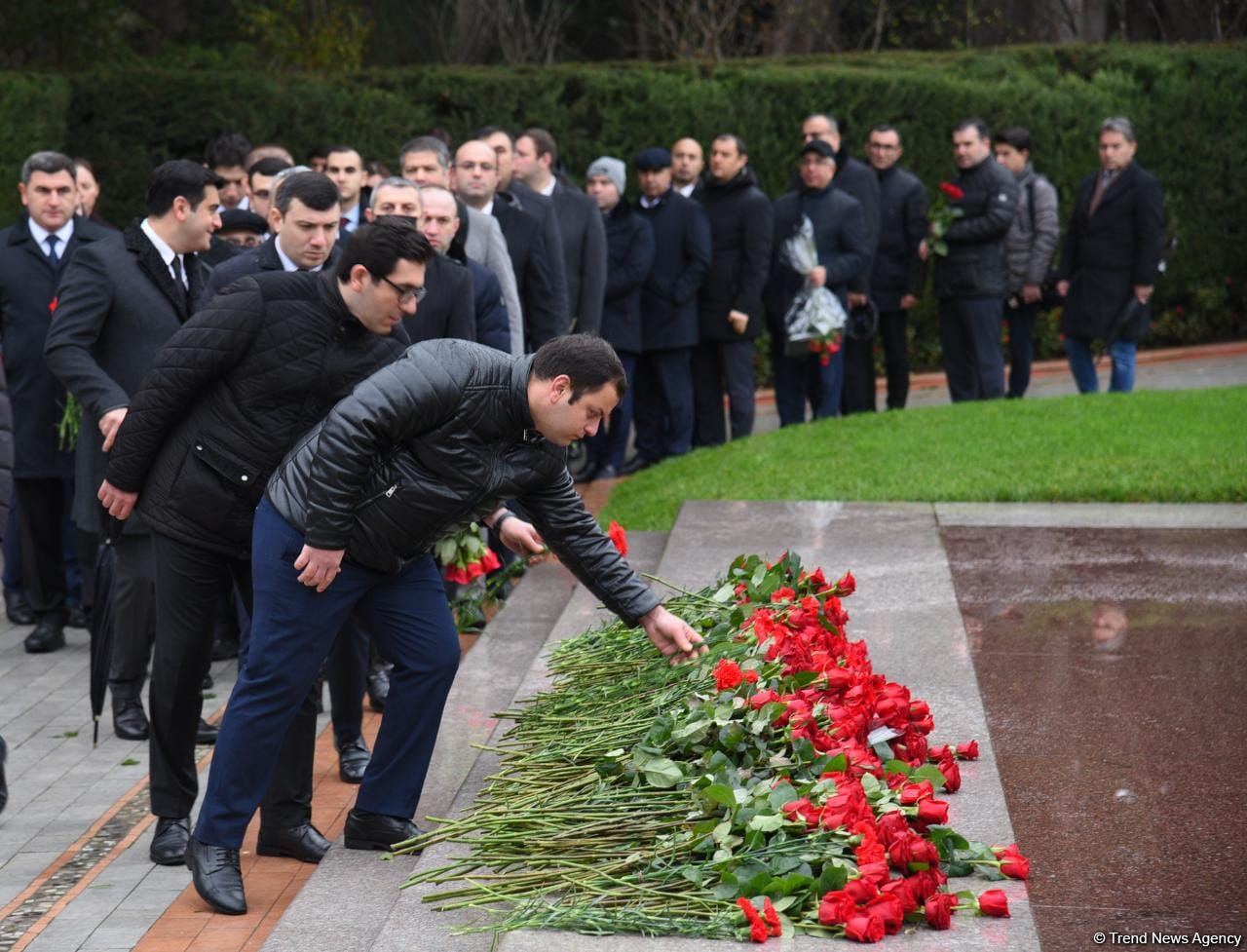 Azerbaijan's public honors memory of the Great Leader Heydar Aliyev (PHOTO)