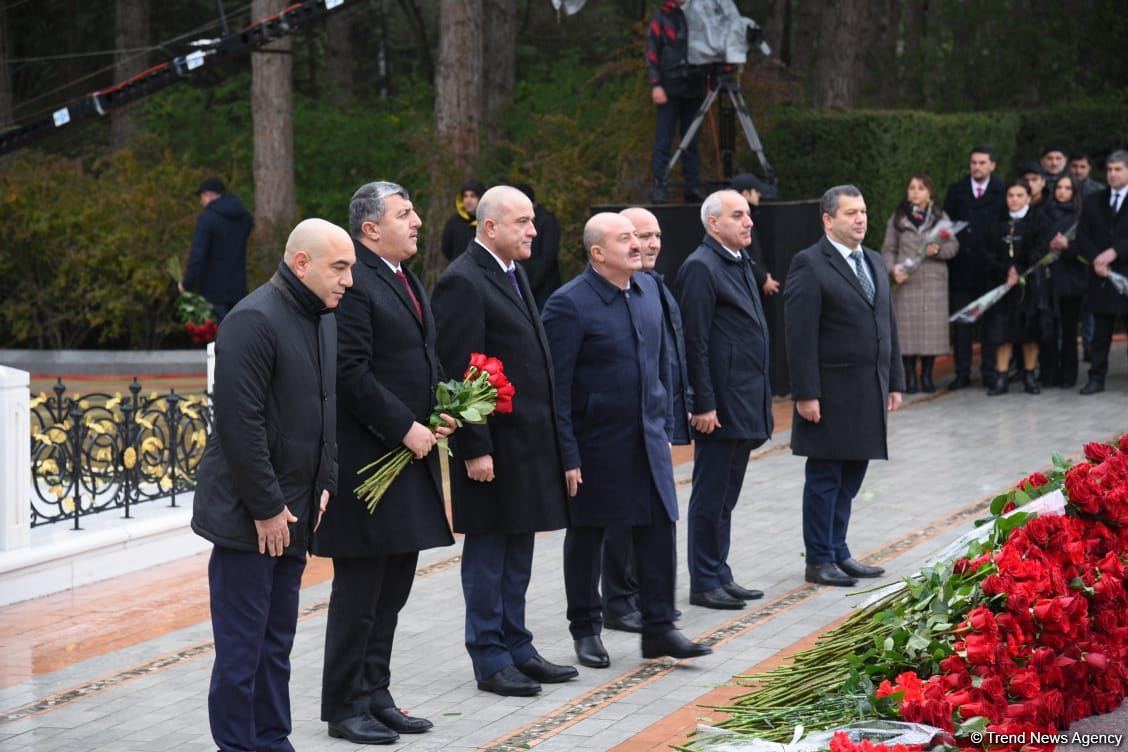 Azerbaijan's public honors memory of the Great Leader Heydar Aliyev (PHOTO)