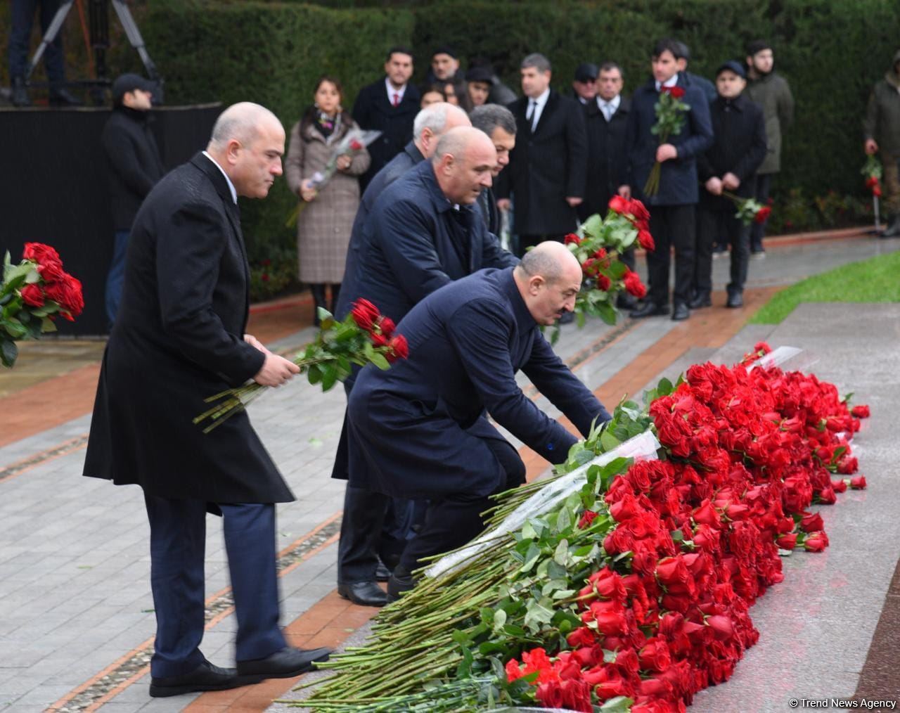 Azerbaijan's public honors memory of the Great Leader Heydar Aliyev (PHOTO)