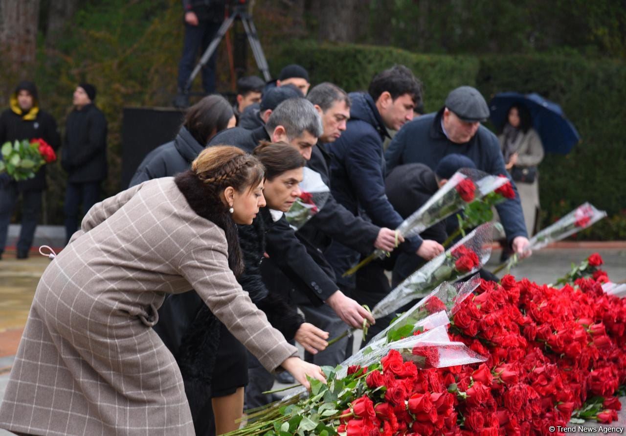 Azerbaijan's public honors memory of the Great Leader Heydar Aliyev (PHOTO)