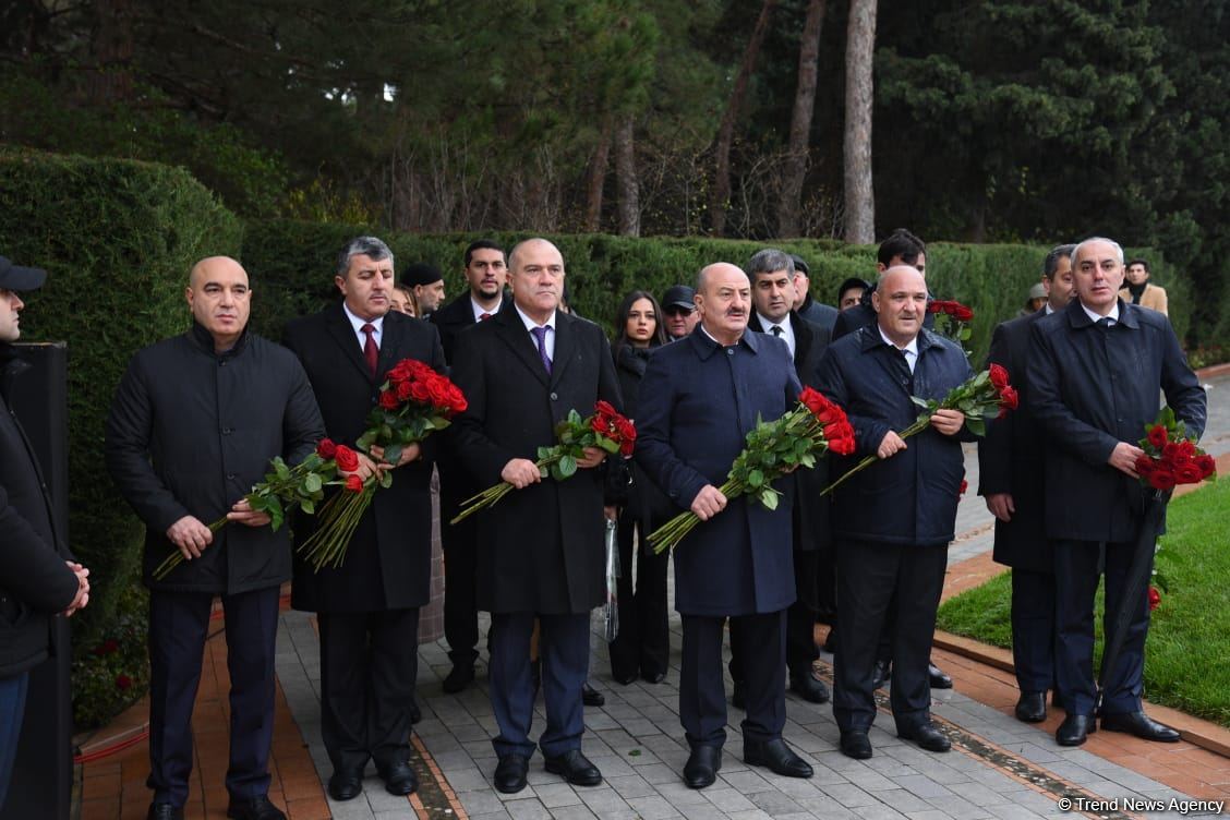Azerbaijan's public honors memory of the Great Leader Heydar Aliyev (PHOTO)