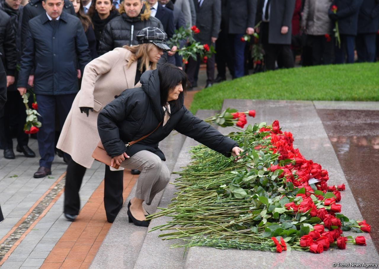 Azerbaijan's public honors memory of the Great Leader Heydar Aliyev (PHOTO)