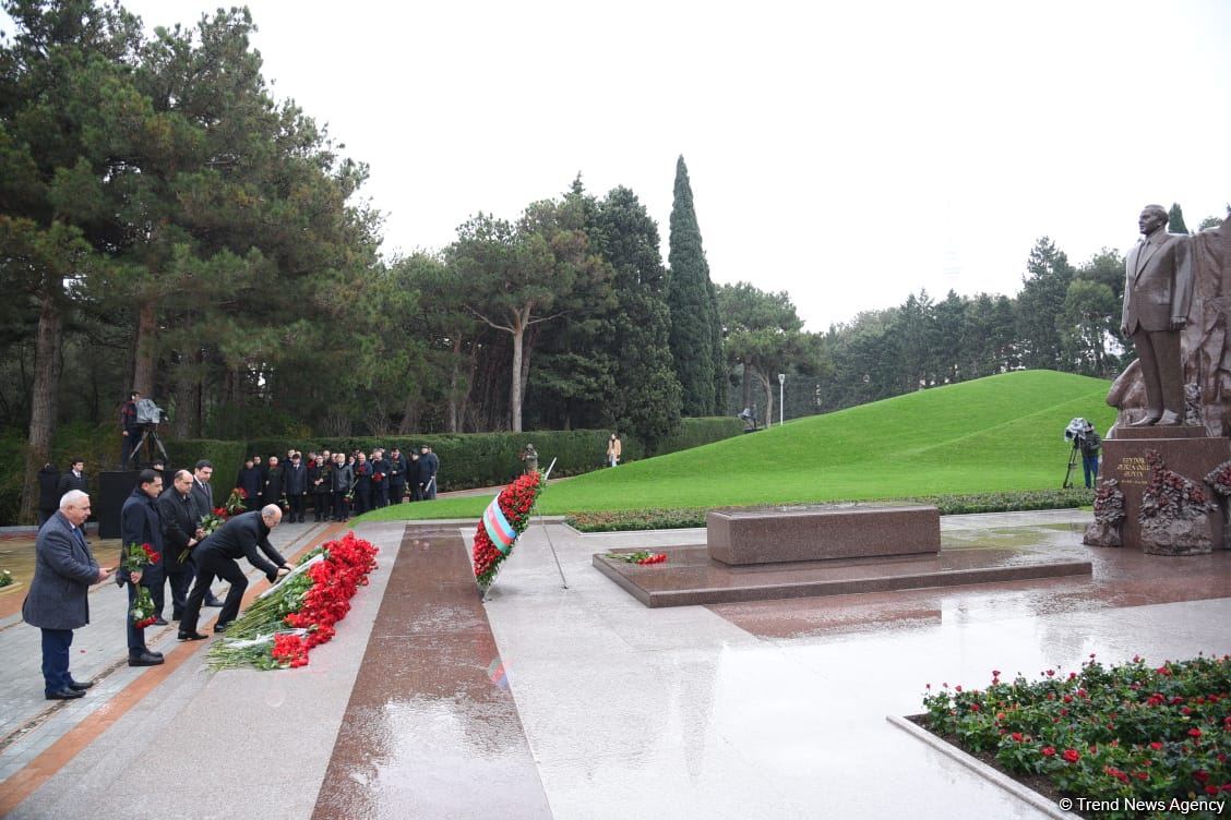 Azerbaijan's public honors memory of the Great Leader Heydar Aliyev (PHOTO)