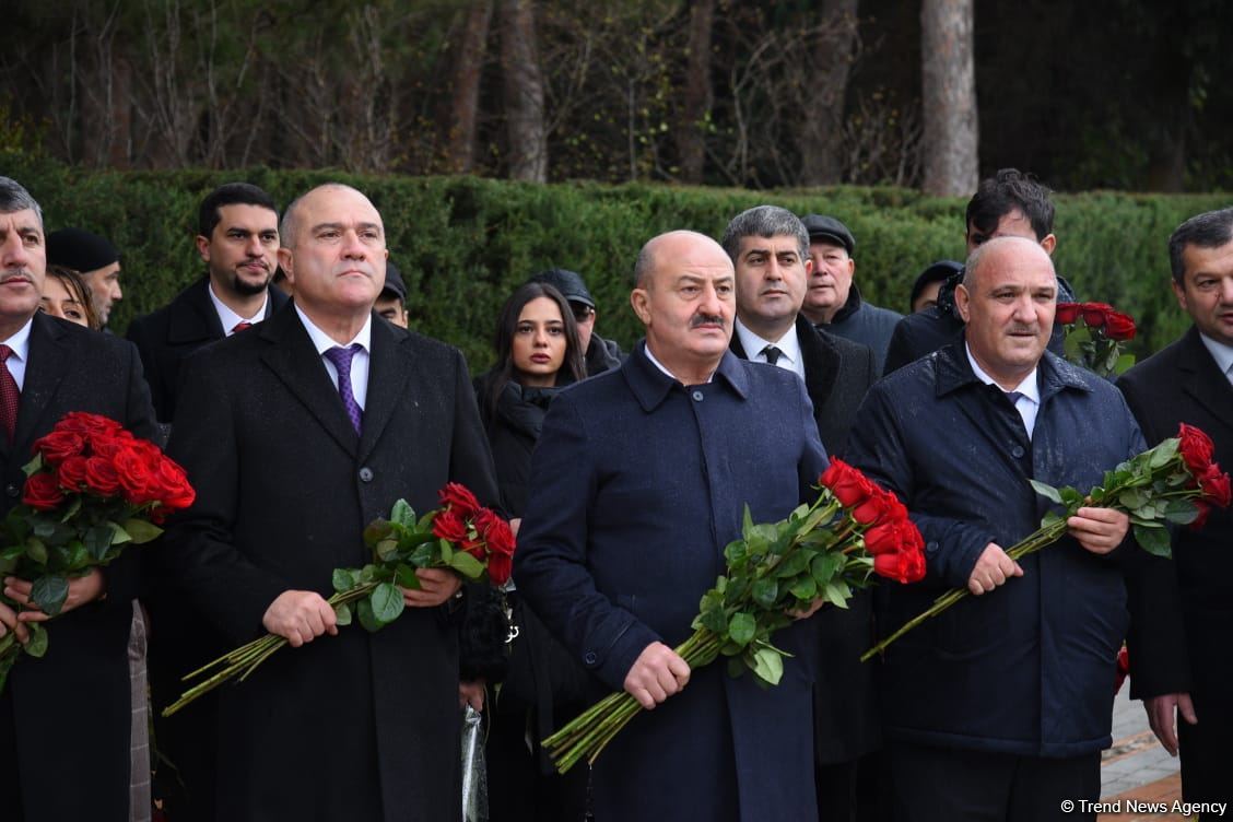Azerbaijan's public honors memory of the Great Leader Heydar Aliyev (PHOTO)
