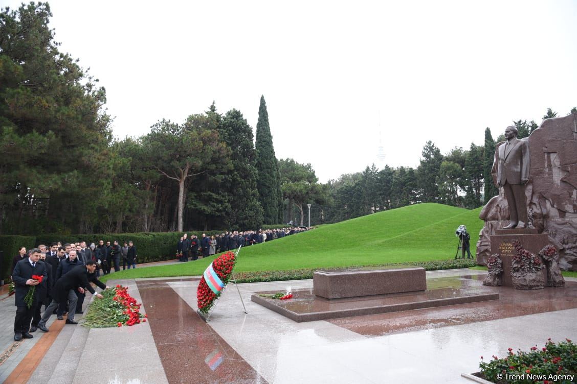 Azerbaijan's public honors memory of the Great Leader Heydar Aliyev (PHOTO)