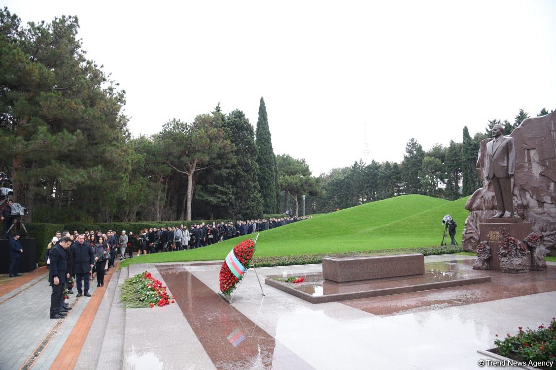 Azerbaijan's public honors memory of the Great Leader Heydar Aliyev (PHOTO)