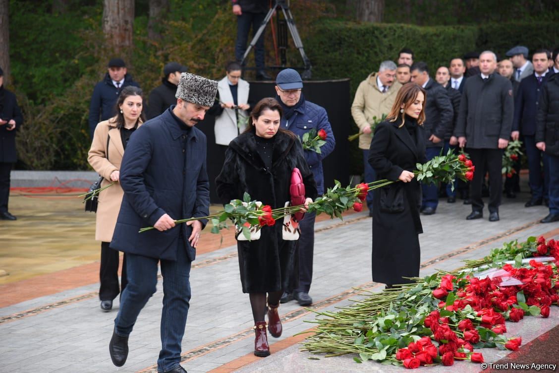 Azerbaijan's public honors memory of the Great Leader Heydar Aliyev (PHOTO)