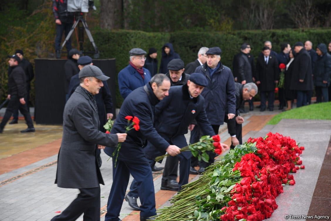 Azerbaijan's public honors memory of the Great Leader Heydar Aliyev (PHOTO)