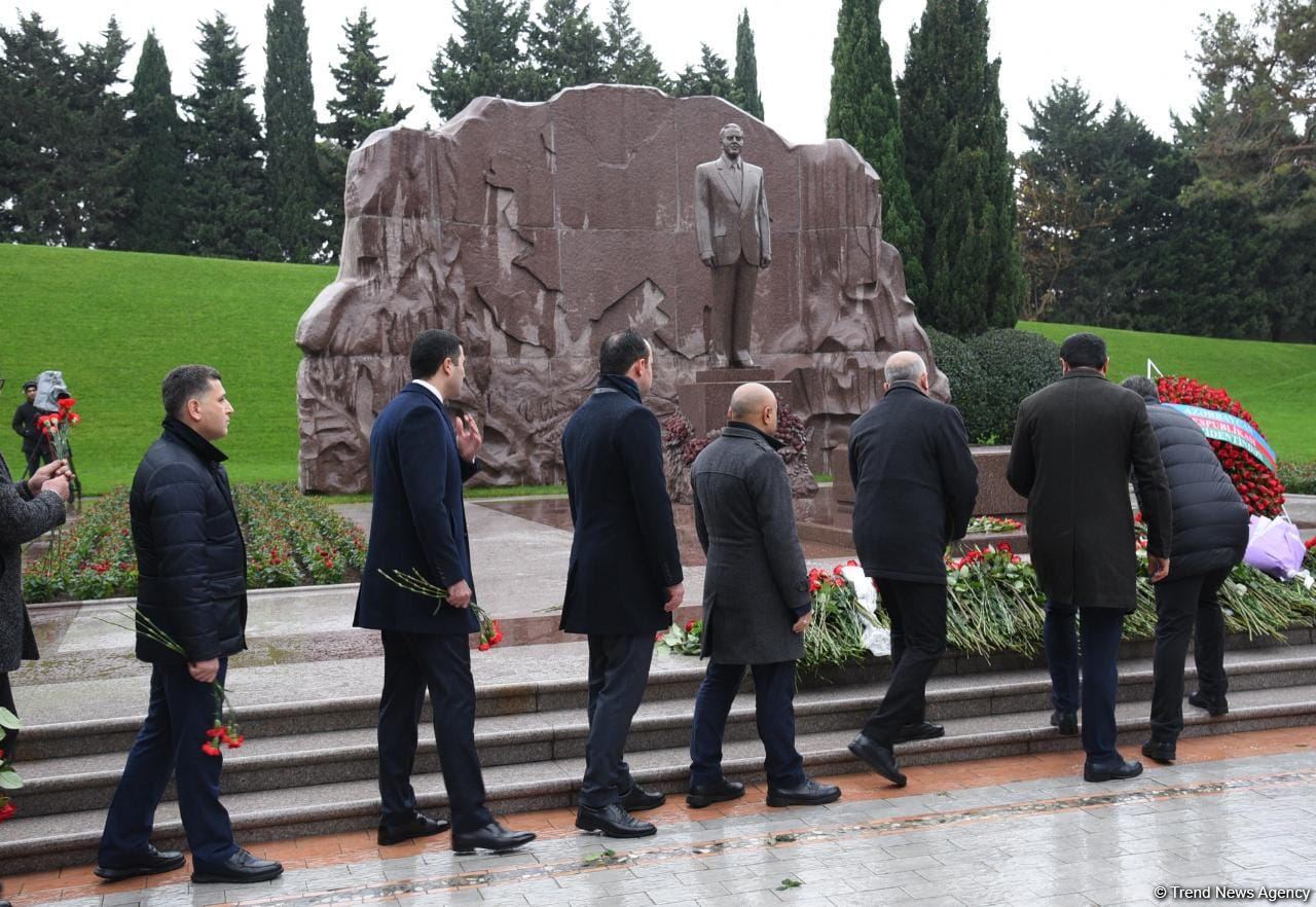 Azerbaijan's public honors memory of the Great Leader Heydar Aliyev (PHOTO)