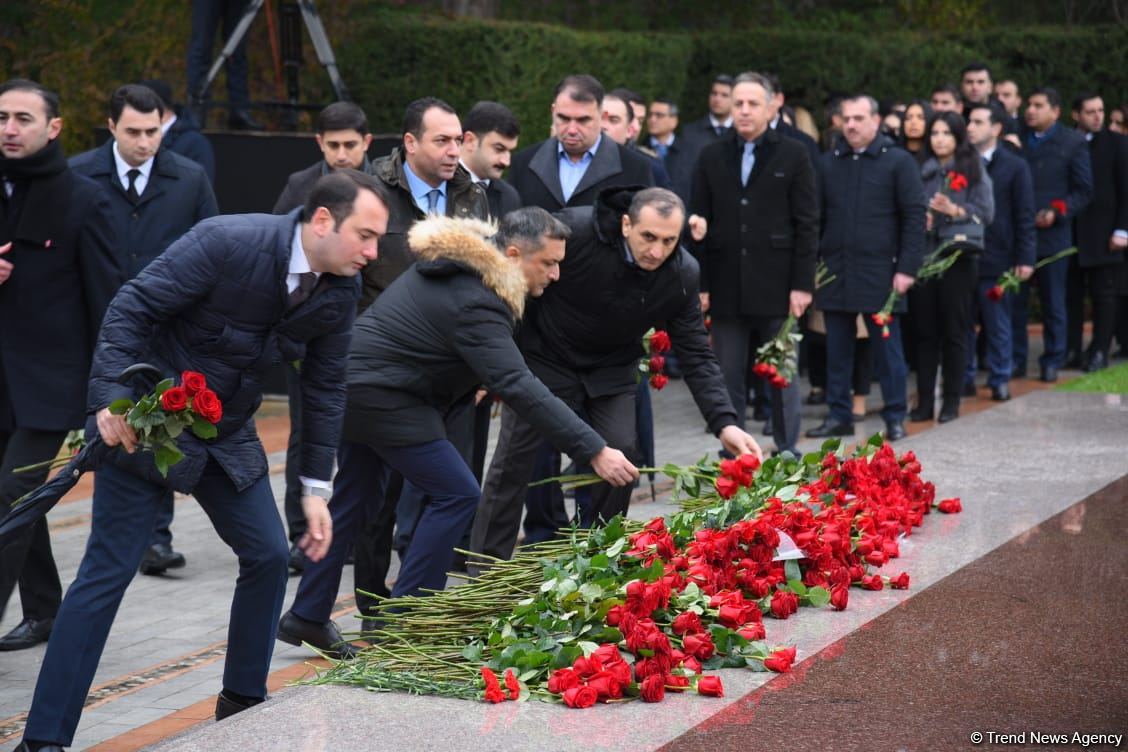 Azerbaijan's public honors memory of the Great Leader Heydar Aliyev (PHOTO)