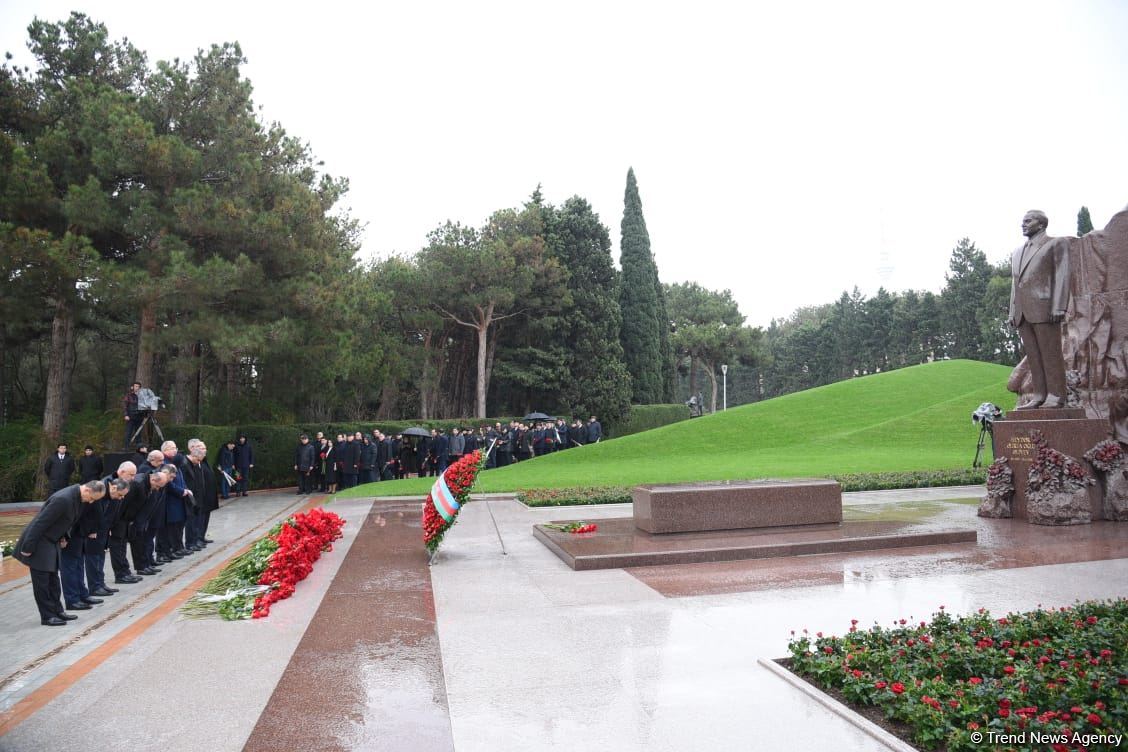 Azerbaijan's public honors memory of the Great Leader Heydar Aliyev (PHOTO)