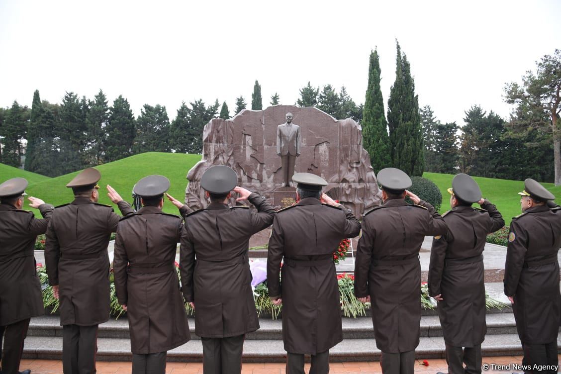 Azerbaijan's public honors memory of the Great Leader Heydar Aliyev (PHOTO)