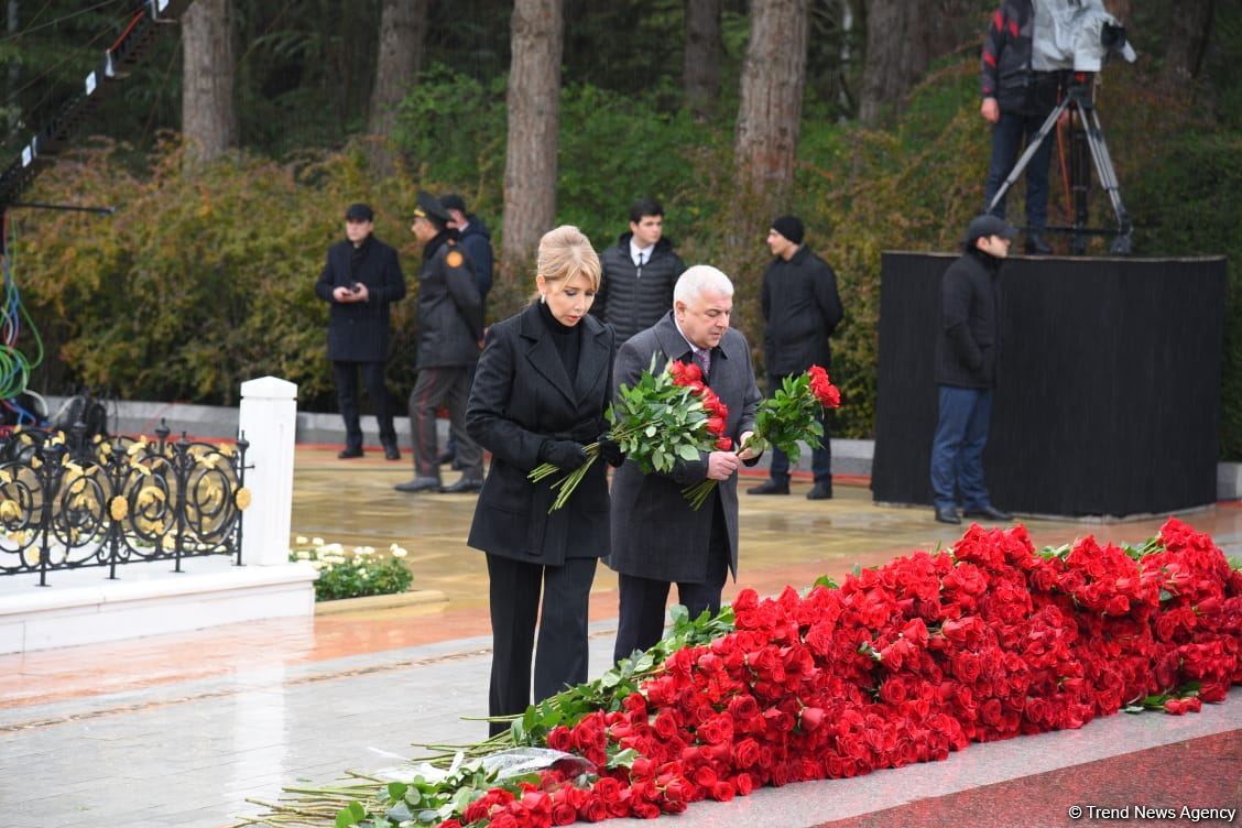 Azerbaijan's public honors memory of the Great Leader Heydar Aliyev (PHOTO)