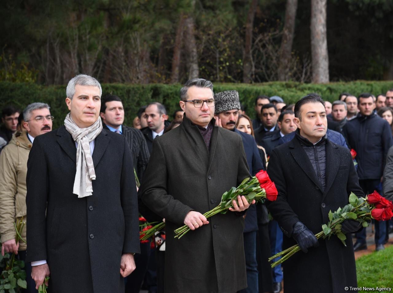 Azerbaijan's public honors memory of the Great Leader Heydar Aliyev (PHOTO)