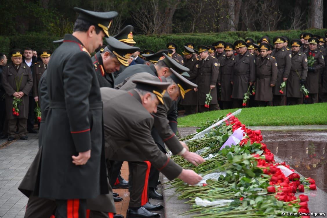 Azerbaijan's public honors memory of the Great Leader Heydar Aliyev (PHOTO)