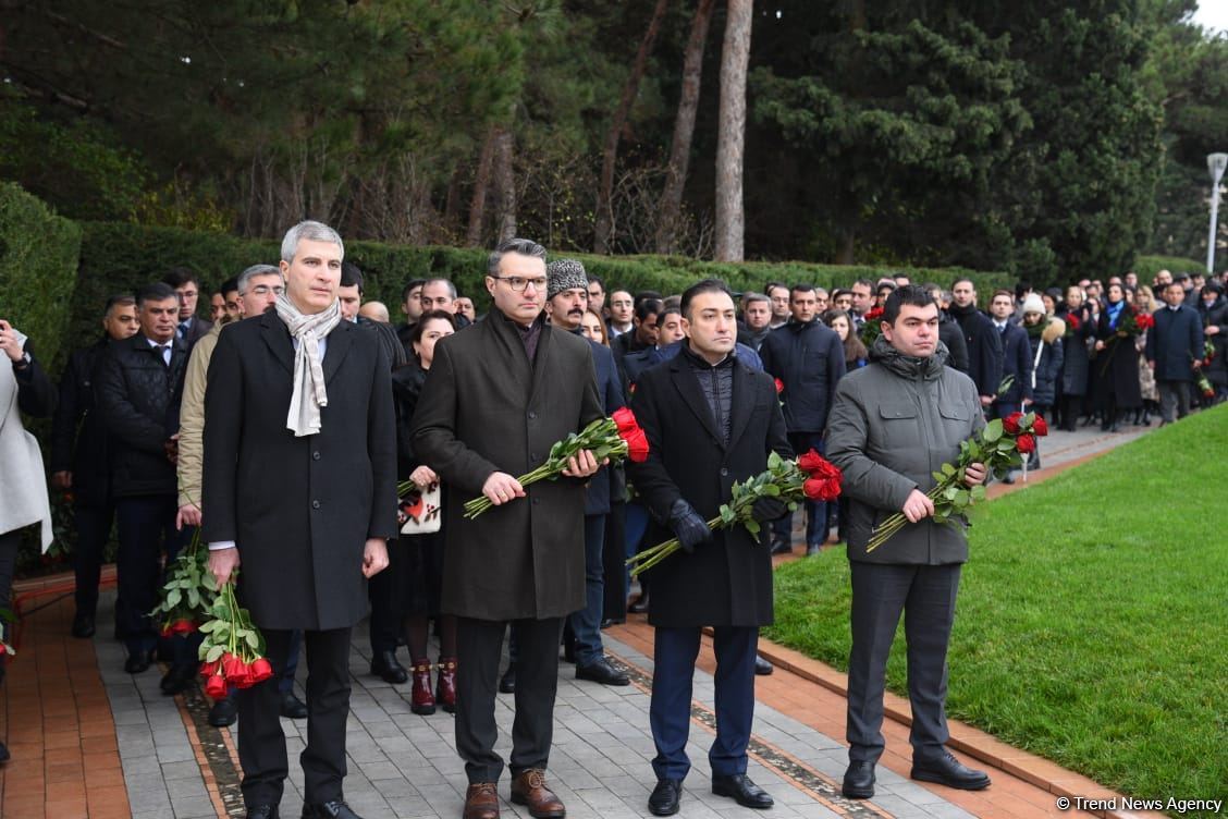 Azerbaijan's public honors memory of the Great Leader Heydar Aliyev (PHOTO)