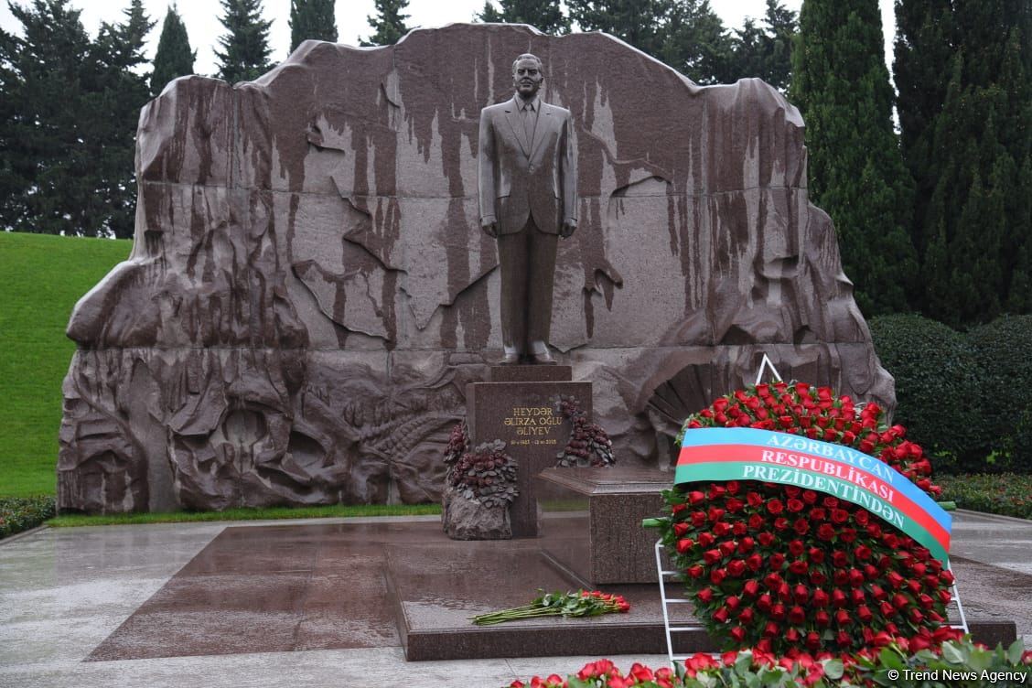 Azerbaijan's public honors memory of the Great Leader Heydar Aliyev (PHOTO)