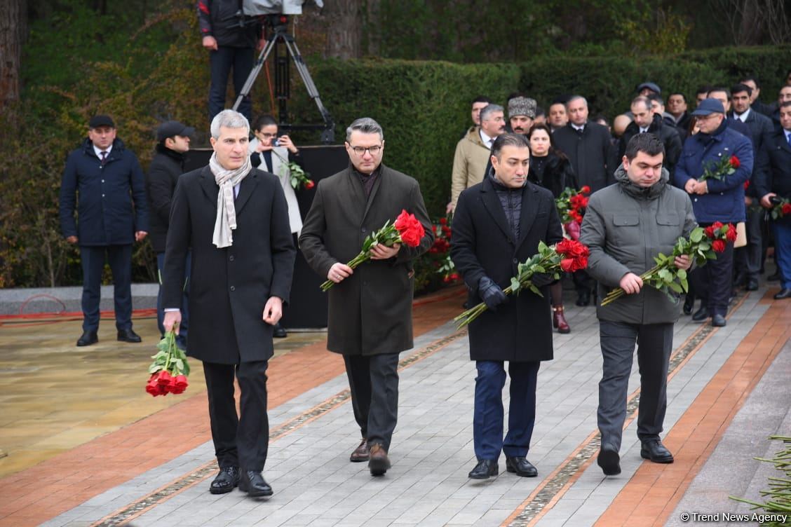 Azerbaijan's public honors memory of the Great Leader Heydar Aliyev (PHOTO)