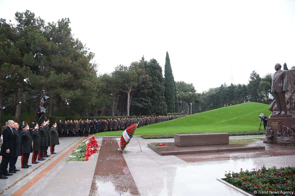 Azerbaijan's public honors memory of the Great Leader Heydar Aliyev (PHOTO)