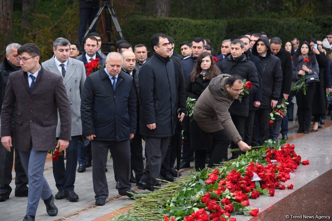 Azerbaijan's public honors memory of the Great Leader Heydar Aliyev (PHOTO)