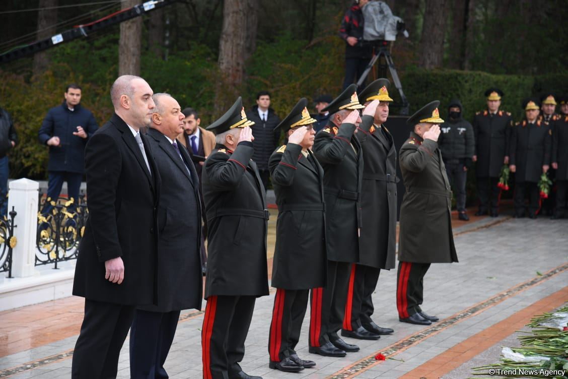 Azerbaijan's public honors memory of the Great Leader Heydar Aliyev (PHOTO)