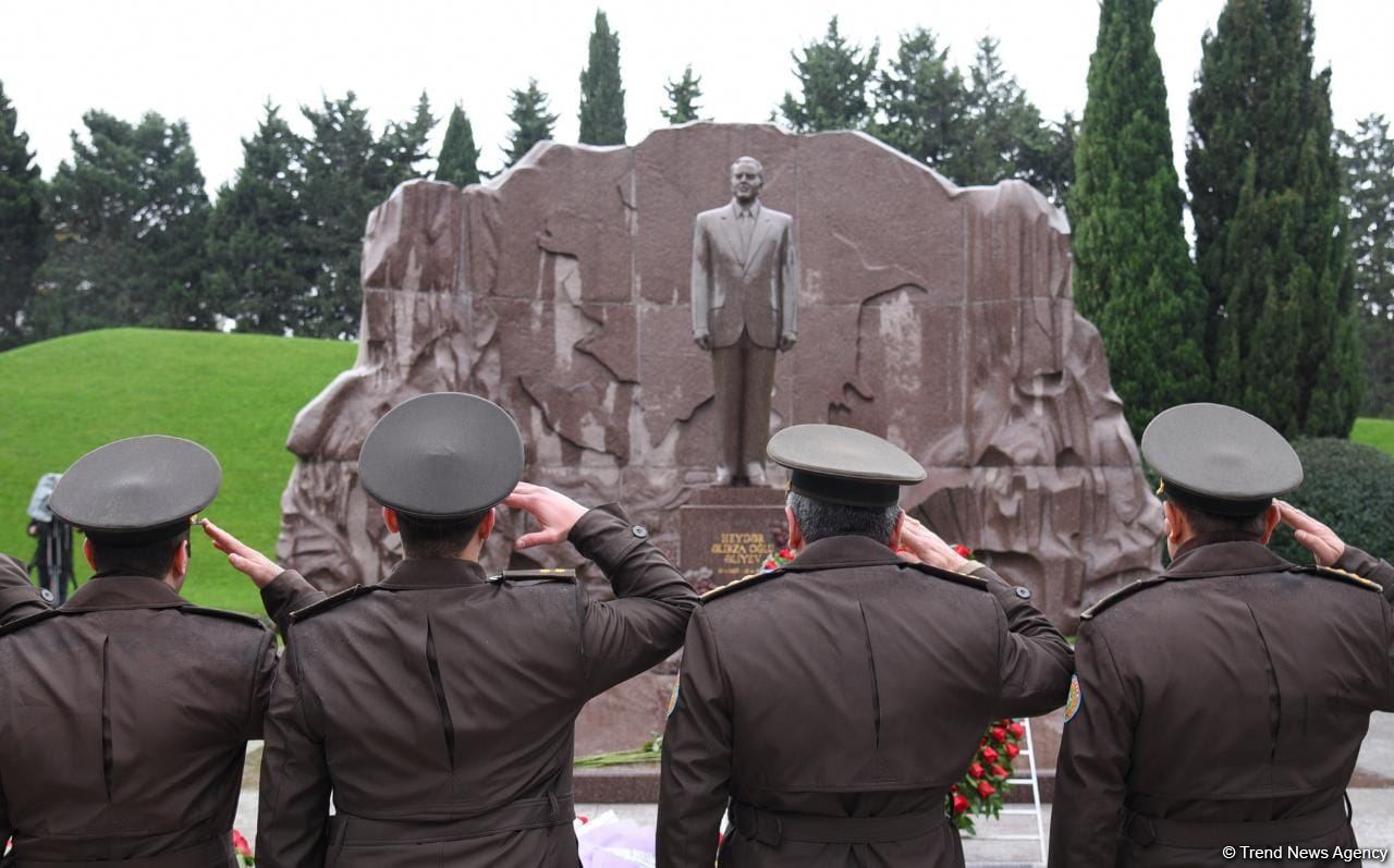 Azerbaijan's public honors memory of the Great Leader Heydar Aliyev (PHOTO)