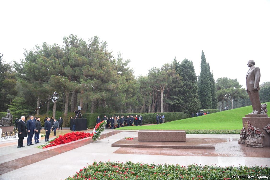 Azerbaijan's public honors memory of the Great Leader Heydar Aliyev (PHOTO)