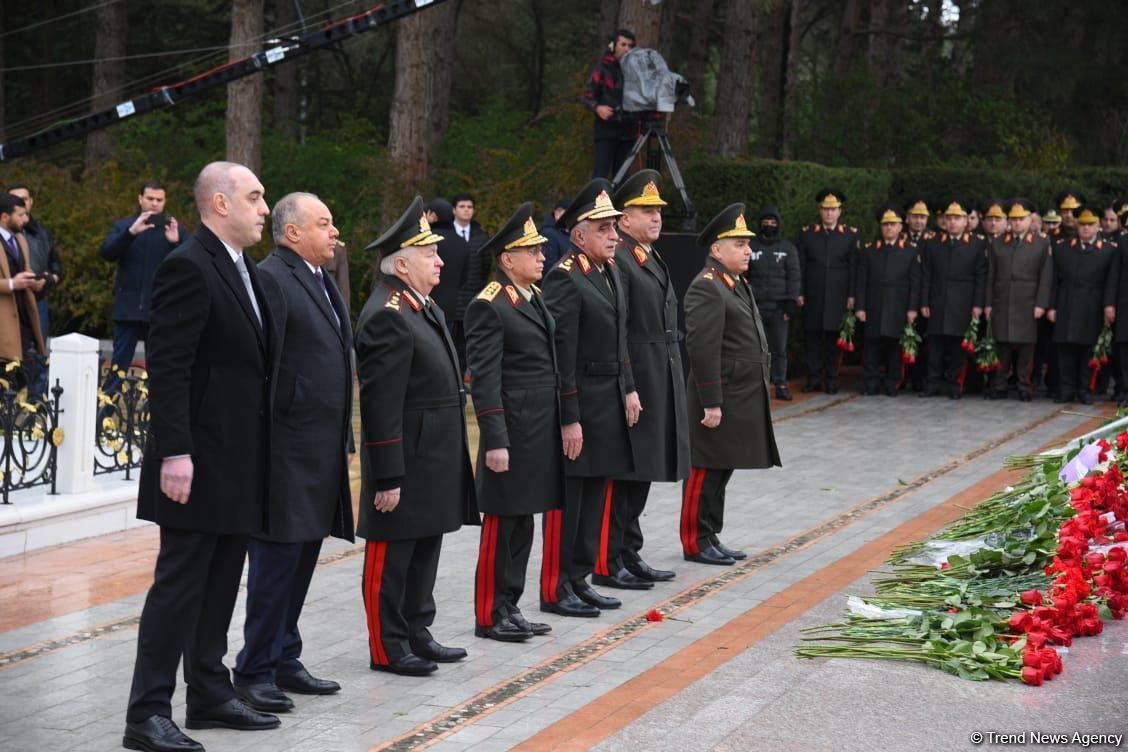 Azerbaijan's public honors memory of the Great Leader Heydar Aliyev (PHOTO)