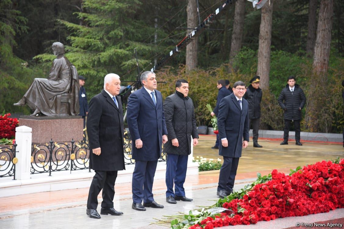 Azerbaijan's public honors memory of the Great Leader Heydar Aliyev (PHOTO)