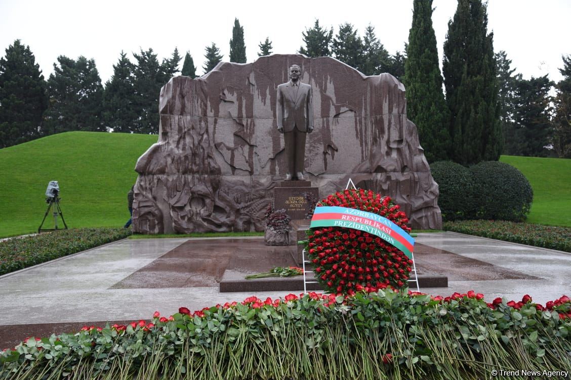 Azerbaijan's public honors memory of the Great Leader Heydar Aliyev (PHOTO)