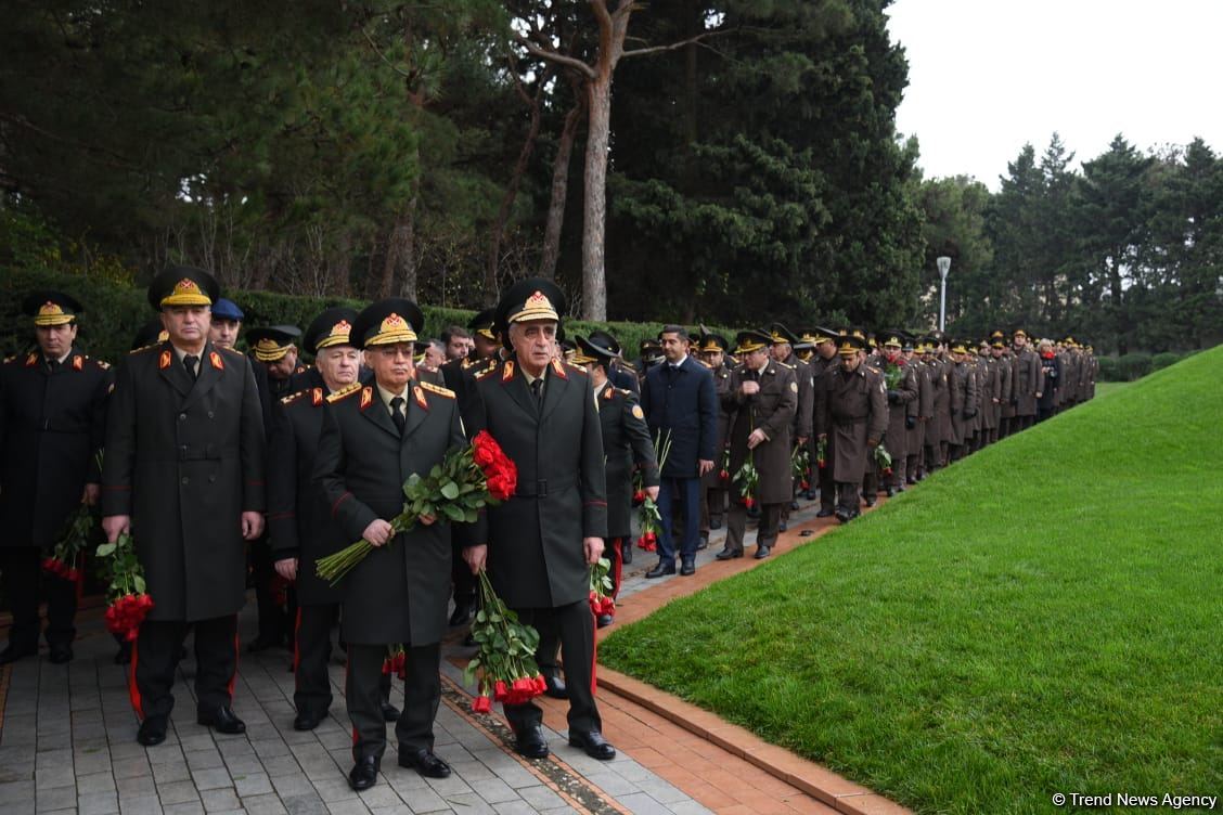 Azerbaijan's public honors memory of the Great Leader Heydar Aliyev (PHOTO)