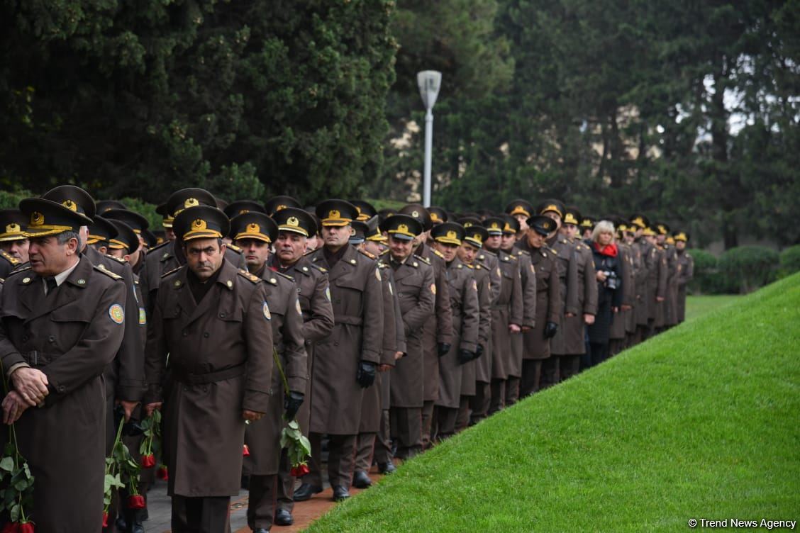 Azerbaijan's public honors memory of the Great Leader Heydar Aliyev (PHOTO)