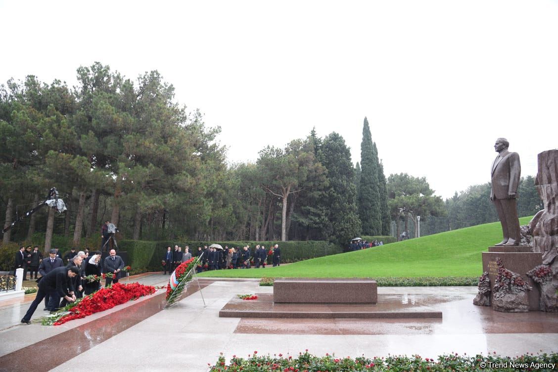 Azerbaijan's public honors memory of the Great Leader Heydar Aliyev (PHOTO)
