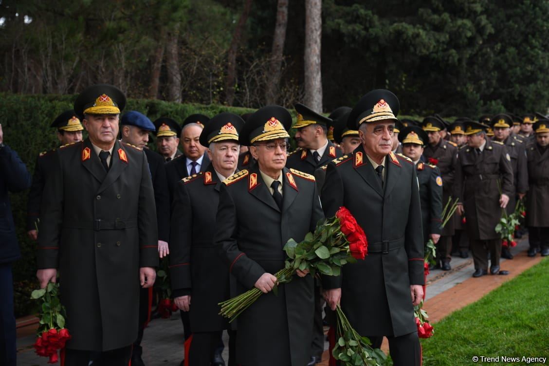 Azerbaijan's public honors memory of the Great Leader Heydar Aliyev (PHOTO)